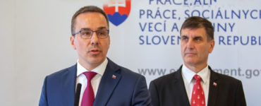 Minister práce Erik Tomáš, vpravo štátny tajomník Branislav Ondruš