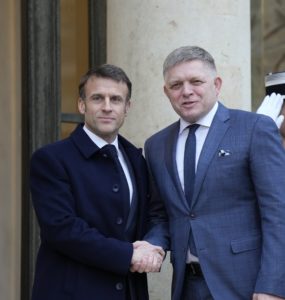 Slovenský premiér Robert Fico (vpravo), ktorého víta francúzsky prezident Emmanuel Macron pred Elyzejským palácom v Paríži