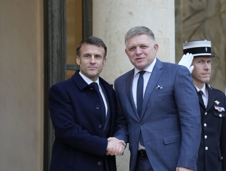 Slovenský premiér Robert Fico (vpravo), ktorého víta francúzsky prezident Emmanuel Macron pred Elyzejským palácom v Paríži