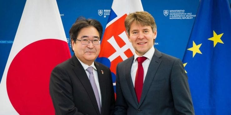 Štátny tajomník zahraničných vecí a európskych záležitostí Slovenskej republiky Marek Eštok s japonským veľvyslancom Yasuhirim Kawakamim