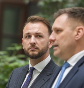 Na snímke zľava minister vnútra SR Matúš Šutaj Eštok (Hlas-SD) a podpredseda vlády a minister životného prostredia SR Tomáš Taraba (nominant SNS)