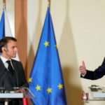 Český premiér Petr Fiala (vpravo) hovorí počas spoločného vyhlásenia s francúzskym prezidentom Emmanuelom Macronom v Prahe