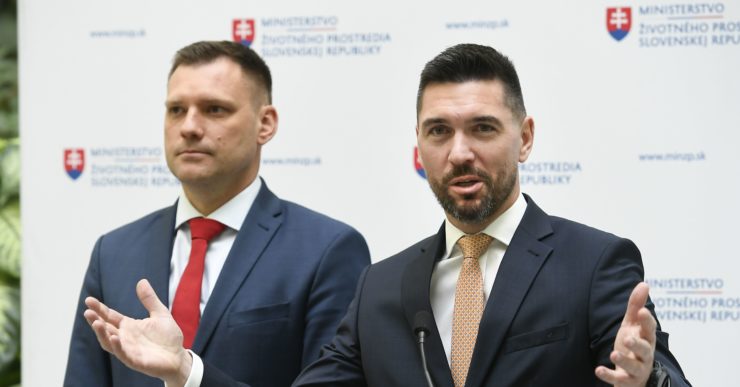 Na snímke vpravo minister pôdohospodárstva a rozvoja vidieka SR Richard Takáč (Smer-SD) a minister životného prostredia SR Tomáš Taraba (SNS)