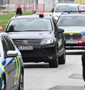 Útočníka prevážajú na ŠTS. Zdroj fotografie: Portál TA3