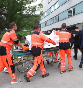 Zdravotníci prevážajú na nosidlách postreleného predsedu vlády Roberta Fica do nemocnice v Banskej Bystrici