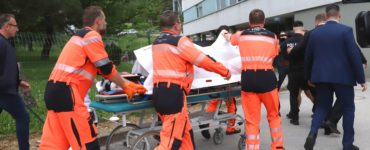 Zdravotníci prevážajú na nosidlách postreleného predsedu vlády Roberta Fica do nemocnice v Banskej Bystrici