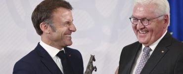 Francúzsky prezident Emmanuel Macron (vľavo) drží Medzinárodnú cenu Vestfálskeho mieru, ktorú mu udelil nemecký prezident Frank-Walter Steinmeier