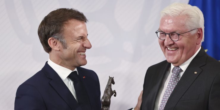 Francúzsky prezident Emmanuel Macron (vľavo) drží Medzinárodnú cenu Vestfálskeho mieru, ktorú mu udelil nemecký prezident Frank-Walter Steinmeier