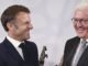 Francúzsky prezident Emmanuel Macron (vľavo) drží Medzinárodnú cenu Vestfálskeho mieru, ktorú mu udelil nemecký prezident Frank-Walter Steinmeier