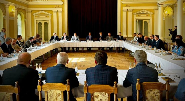 Raši spolu so štátnym tajomníkom rezortu Michalom Kaliňákom v rámci 15. rezortného dňa rokovali s primátormi a so starostami z okresu Komárno