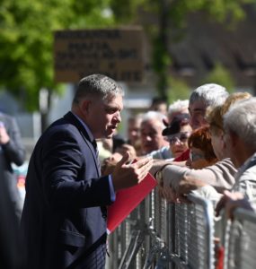 Na snímke predseda vlády SR Robert Fico (Smer-SD) sa víta s miestnymi obyvateľmi počas príchodu na výjazdové rokovanie vlády v Handlovej