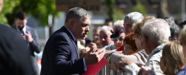 Na snímke predseda vlády SR Robert Fico (Smer-SD) sa víta s miestnymi obyvateľmi počas príchodu na výjazdové rokovanie vlády v Handlovej