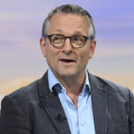 Lekár a moderátor Michael Mosley. (Jeff Overs/BBC via AP)