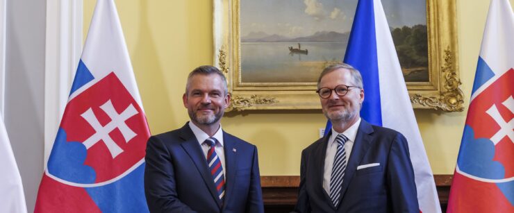 Na snímke zľava slovenský prezident Peter Pellegrini a český premiér Petr Fiala počas stretnutia v Prahe