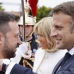 Francúzsky prezident Emmanuel Macron (vpravo) víta ukrajinského prezidenta Volodymyra Zelenského