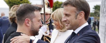 Francúzsky prezident Emmanuel Macron (vpravo) víta ukrajinského prezidenta Volodymyra Zelenského