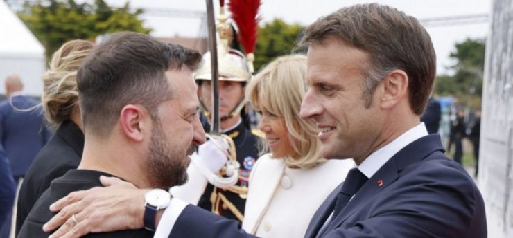 Francúzsky prezident Emmanuel Macron (vpravo) víta ukrajinského prezidenta Volodymyra Zelenského