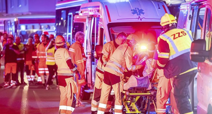 Záchranári pomáhajú zraneným cestujúcim po zrážke dvoch vlakov v Pardubiciach