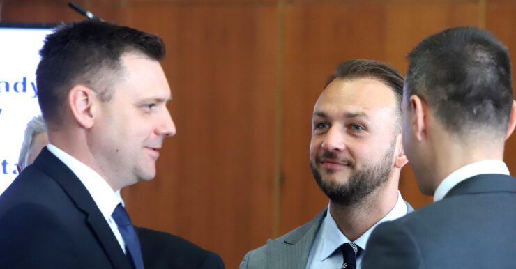 Na snímke zľava minister životného prostredia SR Tomáš Taraba (nominant SNS) a minister vnútra SR Matúš Šutaj Eštok (Hlas-SD) v rokovacej sále Mestského kultúrneho strediska počas výjazdového rokovania vlády v Rimavskej Sobote