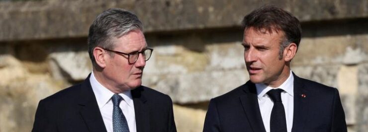 Nový britský premiér Keir Starmer a francúzsky prezident Emmanuel Macron