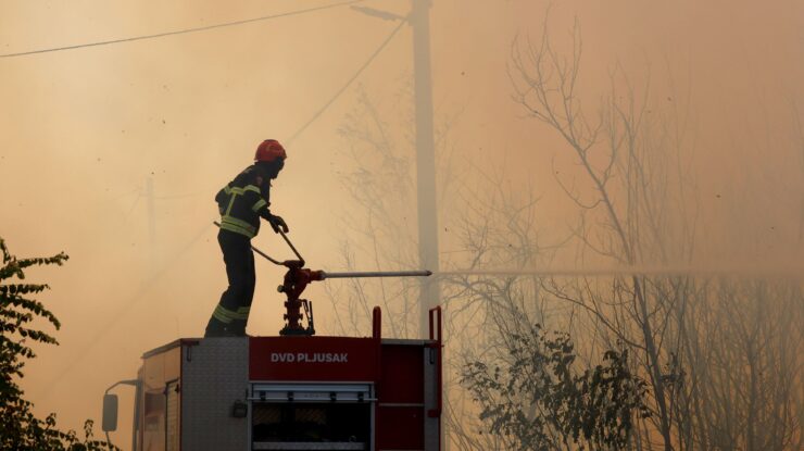 V Dalmácii bojujú hasiči s rozsiahlymi požiarmi