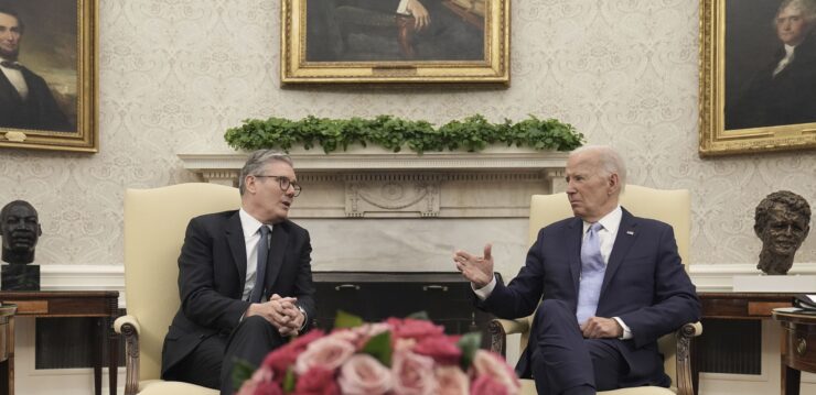 Britský premiér Keir Starmer (vľavo) a americký prezident Joe Biden