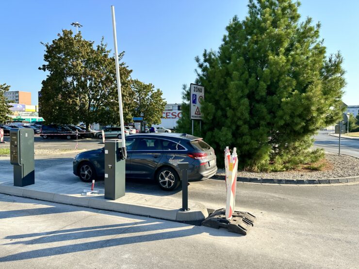 Tesco nenechalo z parkoviska pred nákupním centrom záchytnú plochu. Pristúpilo k spoplatneniu