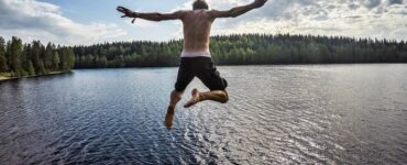 aj zlý skok do vody môže poriadne pokaziť leto, foto: Unsplash.com