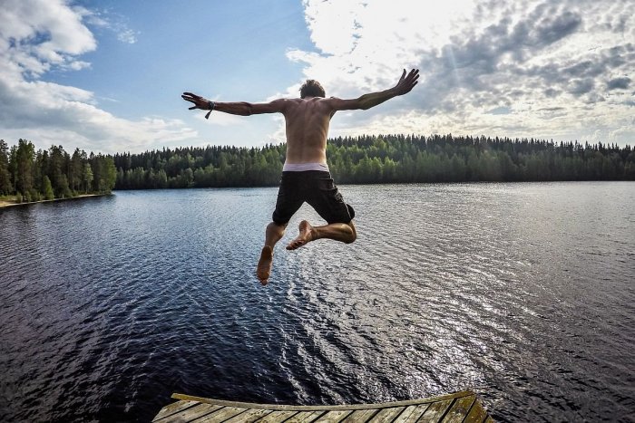 aj zlý skok do vody môže poriadne pokaziť leto, foto: Unsplash.com