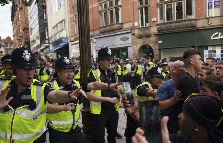 Nepokoje sužujú Britániu už niekoľko dní