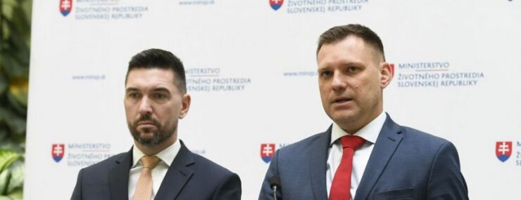 Na snímke vľavo minister pôdohospodárstva a rozvoja vidieka SR Richard Takáč (Smer-SD) a minister životného prostredia SR Tomáš Taraba (SNS)