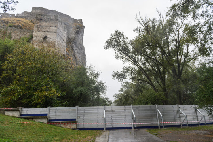 Na snímke protipovodňové bariéry pod hradom Devín v Bratislave 13. septembra 2024. FOTO TASR - Jaroslav Novák