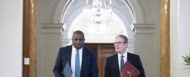 Britský premiér Keir Starmer (vpravo) a britský minister zahraničných vecí David Lammy