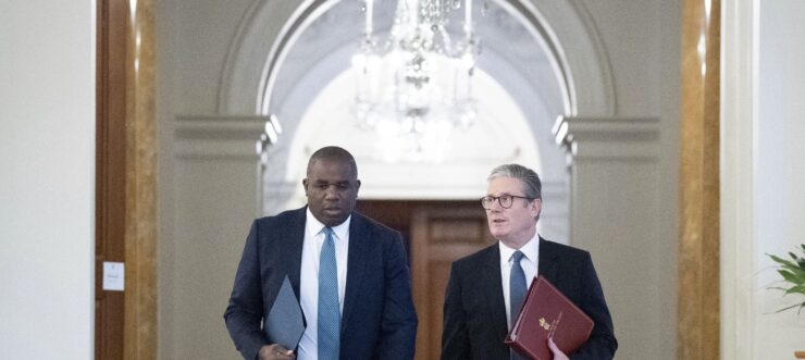 Britský premiér Keir Starmer (vpravo) a britský minister zahraničných vecí David Lammy