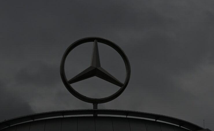 logo automobilovky Mercedes-Benz v Stuttgarte