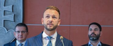 uprostred minister vnútra SR Matúš Šutaj Eštok (Hlas-SD), vľavo štátny tajomník ministerstva vnútra (MV) SR Patrik Krauspe a generálny riaditeľ sekcie informatiky, telekomunikácií a bezpečnosti MV SR Martin Hrachala