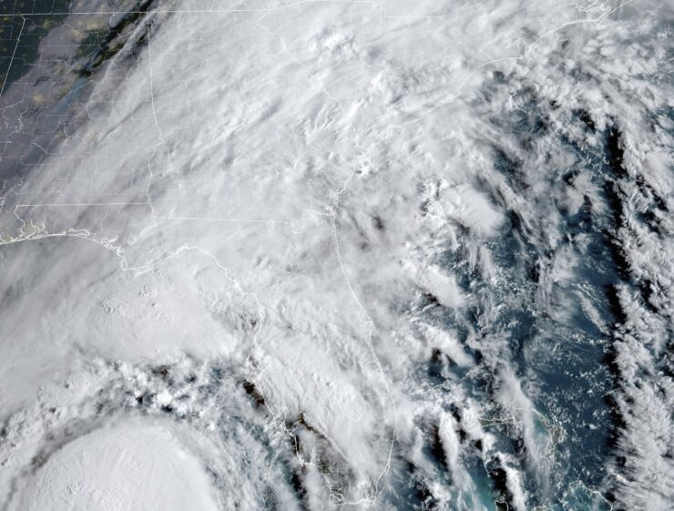 Na satelitnej snímke Národného úradu pre oceán a atmosféru je hurikán Helene postupujúci k Floride,