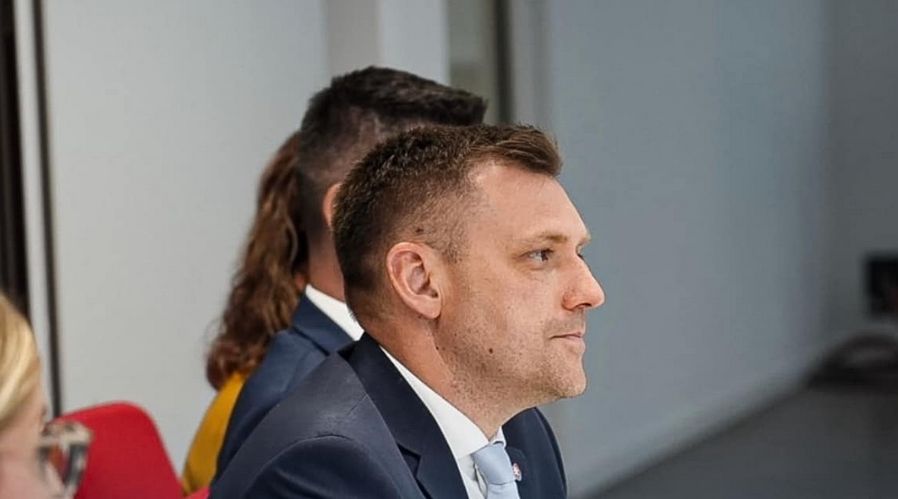 SNS vyjadrila hlbok&eacute; sklamanie z vyjadren&iacute; ministra Tarabu |