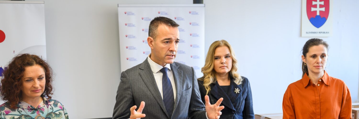 Na snímke zľava riaditeľka Národného ústavu certifikovaných meraní Romana Kanovská, minister školstva, vedy, výskumu, vývoja a mládeže SR Tomáš Drucker (Hlas-SD), riaditeľka Regionálneho úradu školskej správy v Bratislave Miriam Valášiková a riaditeľka Gymnázia Ladislava Sáru Eva Ihringová