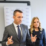Na snímke zľava riaditeľka Národného ústavu certifikovaných meraní Romana Kanovská, minister školstva, vedy, výskumu, vývoja a mládeže SR Tomáš Drucker (Hlas-SD), riaditeľka Regionálneho úradu školskej správy v Bratislave Miriam Valášiková a riaditeľka Gymnázia Ladislava Sáru Eva Ihringová