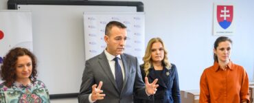 Na snímke zľava riaditeľka Národného ústavu certifikovaných meraní Romana Kanovská, minister školstva, vedy, výskumu, vývoja a mládeže SR Tomáš Drucker (Hlas-SD), riaditeľka Regionálneho úradu školskej správy v Bratislave Miriam Valášiková a riaditeľka Gymnázia Ladislava Sáru Eva Ihringová