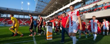 Nástup hráčov na hraciu plochu v Trenčíne - zdroj - astrencin.sk