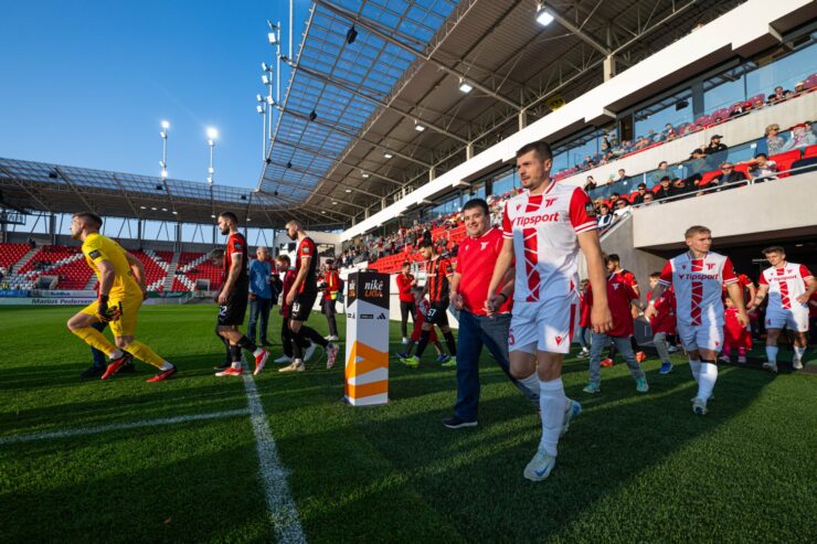 Nástup hráčov na hraciu plochu v Trenčíne - zdroj - astrencin.sk