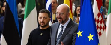 Predseda Európskej rady Charles Michel (vpravo) a ukrajinský prezident Volodymyr Zelenskyj prichádzajú na summit EÚ v Bruseli