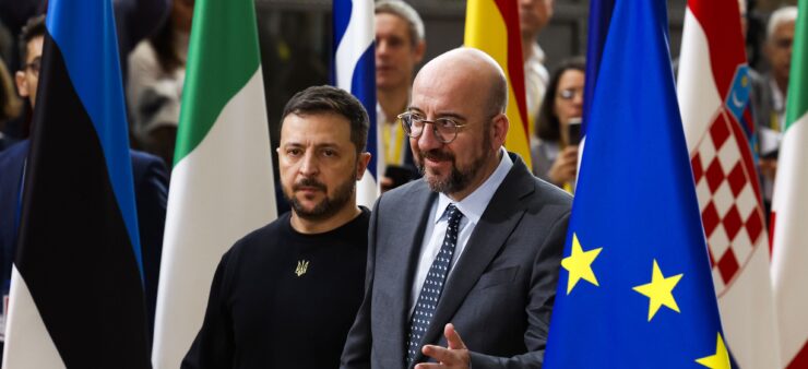 Predseda Európskej rady Charles Michel (vpravo) a ukrajinský prezident Volodymyr Zelenskyj prichádzajú na summit EÚ v Bruseli