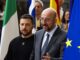 Predseda Európskej rady Charles Michel (vpravo) a ukrajinský prezident Volodymyr Zelenskyj prichádzajú na summit EÚ v Bruseli