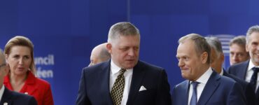 Premiér SR Robert Fico sa rozpráva s poľským premiérom Donaldom Tuskom (vpravo) pred summitom EÚ v Bruseli