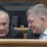 Na snímke poslanci NR SR vľavo Dušan Muňko a vpravo Robert Fico