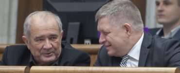 Na snímke poslanci NR SR vľavo Dušan Muňko a vpravo Robert Fico