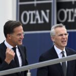 generálny tajomník Severoatlantickej aliancie (NATO) Jens Stoltenberg (vpravo) a jeho nástupca Mark Rutte